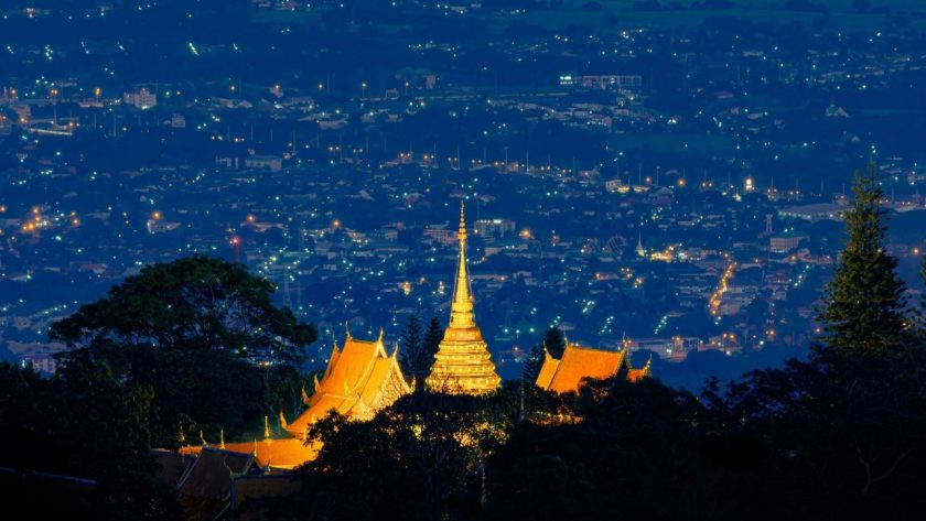 Một ngôi chùa ở Doi Suthep lên đèn vào buổi đêm. Ảnh: Getty