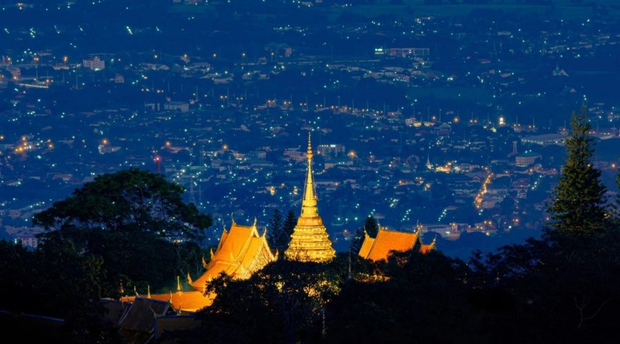 Một ngôi chùa ở Doi Suthep lên đèn vào buổi đêm. Ảnh: Getty