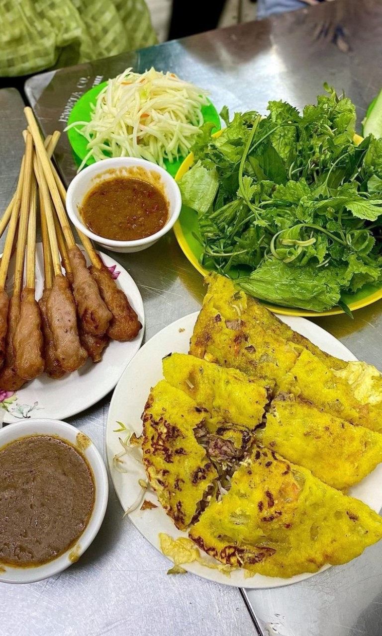 Bánh xèo, nem lụi nướng ở quán Bà Dưỡng, địa chỉ ăn vặt nổi tiếng tại Đà Nẵng. Ảnh: Little Food Baby