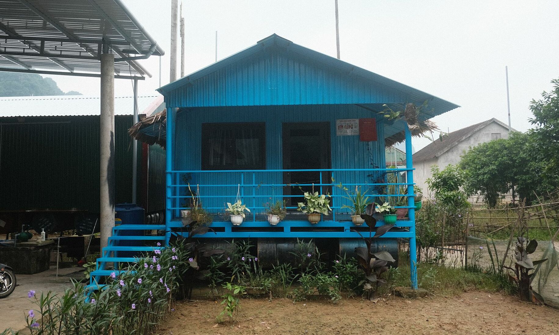 Một căn rural homestay ở Tân Hóa có những chiếc thùng gắn bên dưới giúp ngôi nhà tự nâng lên khi có lũ. Ảnh: Tú Nguyễn