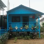 Một căn rural homestay ở Tân Hóa có những chiếc thùng gắn bên dưới giúp ngôi nhà tự nâng lên khi có lũ. Ảnh: Tú Nguyễn