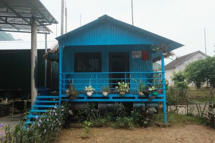 Một căn rural homestay ở Tân Hóa có những chiếc thùng gắn bên dưới giúp ngôi nhà tự nâng lên khi có lũ. Ảnh: Tú Nguyễn