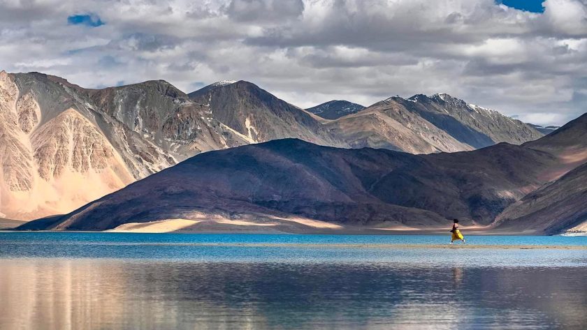 hồ Pangong Tso ở Ladakh cao 4.300 m. Ảnh: Tuấn Đào