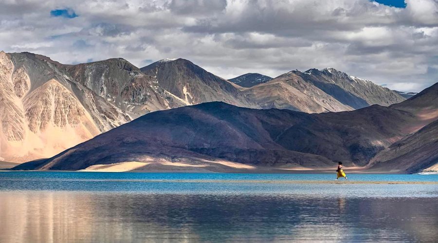 hồ Pangong Tso ở Ladakh cao 4.300 m. Ảnh: Tuấn Đào