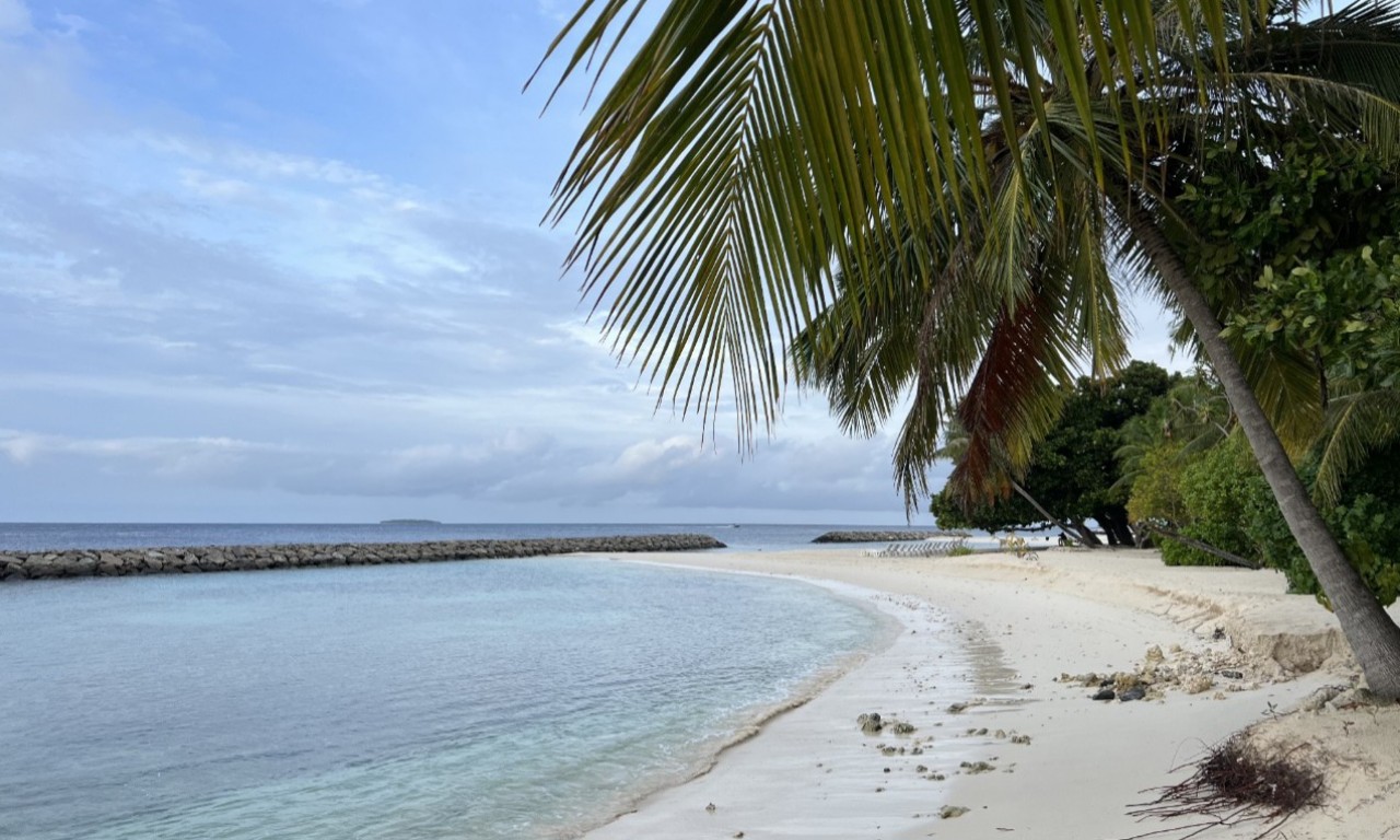 Cảnh biển yên bình trên hòn đảo dân sinh Dharavandhoo.