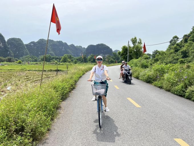 Khách Việt tham gia trải nghiệm đi xe đạp khám phá Thung Nham, Ninh Bình. Ảnh: Hoàng Lệ Quyên
