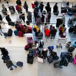 Hành khách xếp hàng đợi lên máy bay tại sân bay Fort Worth International Airport, Mỹ cuối năm 2022. Ảnh: Dallas news