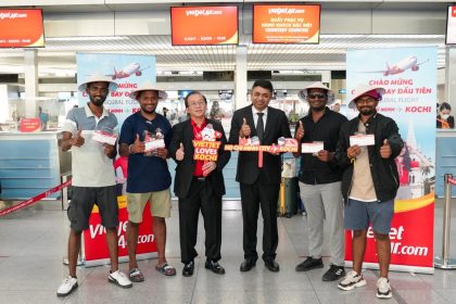 Ông Đỗ Xuân Quang - Phó Tổng giám đốc Vietjet (thứ ba từ trái sang) bên cạnh ông Madan Mohan Sethi - Tổng Lãnh sự Ấn Độ chào mừng các hành khách đầu tiên. Ảnh: Vietjet