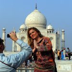 Du khách tạo dáng trước đến Taj Mahal ở Ấn Độ. Ảnh: Kanigas