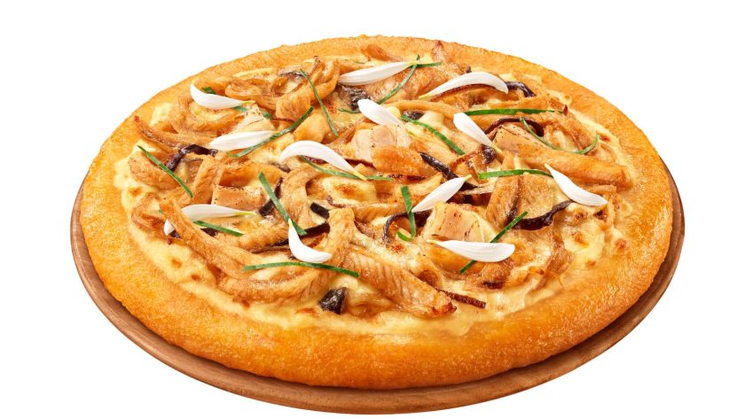 Món pizza thịt rắn ăn cùng nước sốt bào ngư. Ảnh: CNN