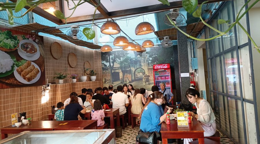 Quán bún chả Hà Nội tại Nha Trang. Ảnh: NVCC