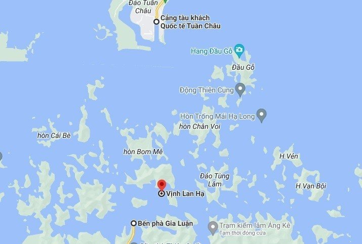Tàu cao tốc xuất phát từ cảng Tuần Châu để đưa khách đi du thuyền Lan Hạ. Lẽ ra, tàu phải đưa khách về bến phà Gia Luận nhưng thường lách bằng cách dừng ở vùng nước giao nhau giữa hai vịnh vì bến Gia Luận không đủ sức chứa. Ảnh: Google Map