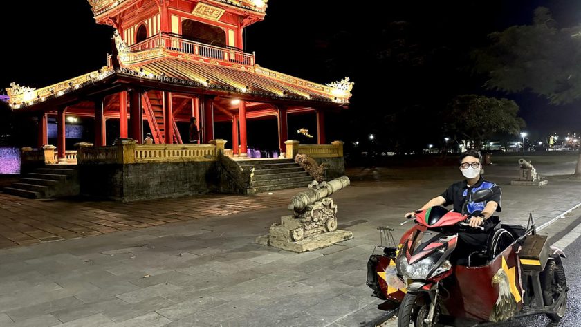 Phan Vũ Minh và chiếc xe máy ba bánh dùng để đi phượt.