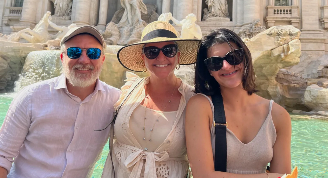 Brett cùng vợ và con gái trong chuyến du lịch Italy hè năm nay. Ảnh: CNN