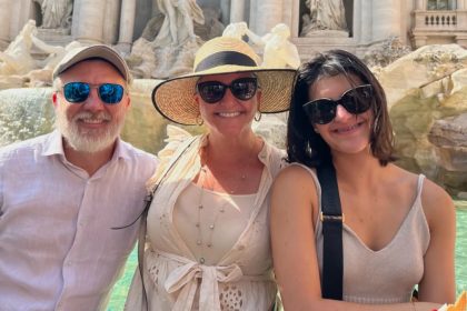 Brett cùng vợ và con gái trong chuyến du lịch Italy hè năm nay. Ảnh: CNN
