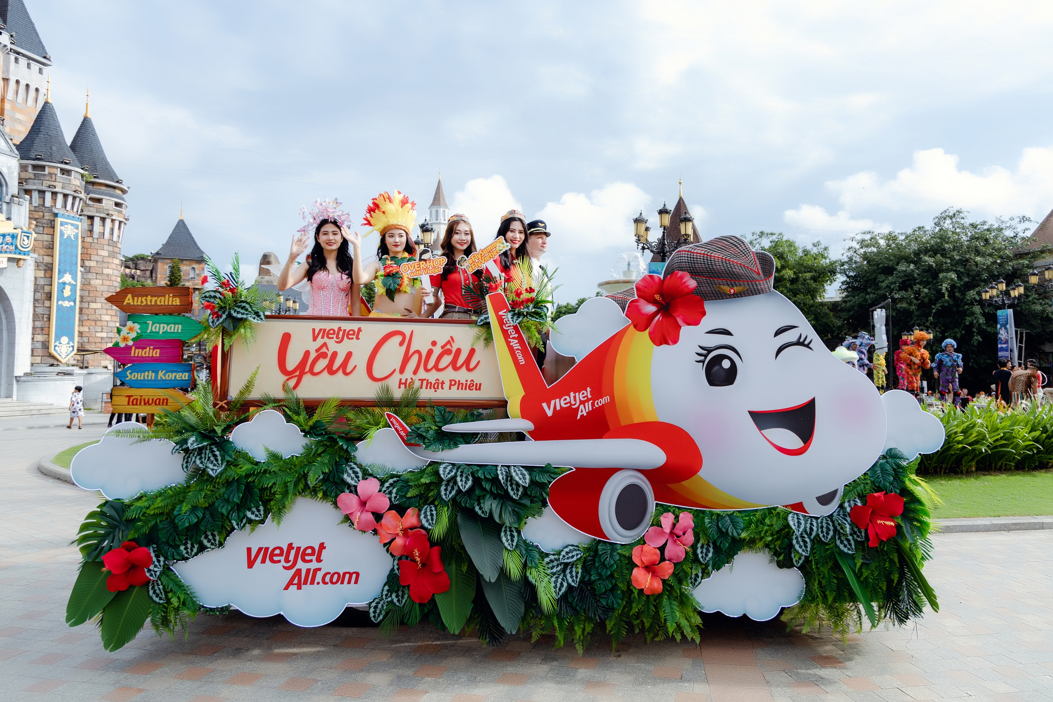 Chiếc xe hoa Vietjet ghi lại những đường bay thẳng của hãng tới các địa điểm trên thế giới, đặt tại Wonder Fest. Ảnh: XIN TÊN NGƯỜI CHỤP