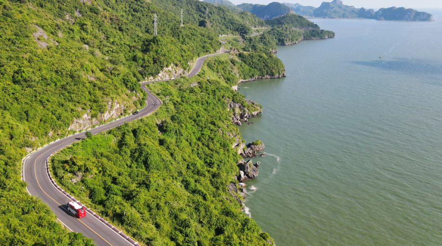 Một phần của tuyến đường ven biển trên đảo Cát Bà. Ảnh: Giang Chinh