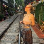 Du khách Remy Gumbs check-in phố đường tàu ở Hà Nội trong chuyến du lịch đến Việt Nam hồi tháng 8. Ảnh: Remy Gumbs