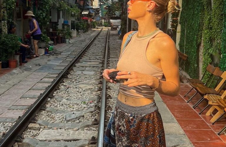 Du khách Remy Gumbs check-in phố đường tàu ở Hà Nội trong chuyến du lịch đến Việt Nam hồi tháng 8. Ảnh: Remy Gumbs