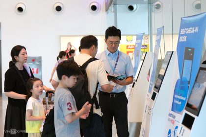 Hành khách Hàn Quốc tự làm thủ tục tại thiết bị self check-in kiosk, bắt đầu áp dụng tại Nhà ga quốc tế Đà Nẵng, ngày 1/8. Ảnh: Nguyễn Đông