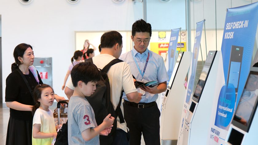 Hành khách Hàn Quốc tự làm thủ tục tại thiết bị self check-in kiosk, bắt đầu áp dụng tại Nhà ga quốc tế Đà Nẵng, ngày 1/8. Ảnh: Nguyễn Đông