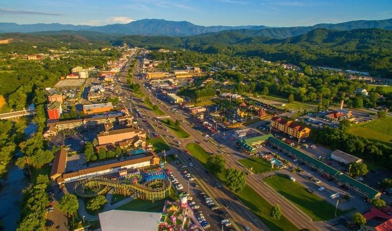 Pigeon Forge nhìn từ trên cao, phía xa là rặng Great Smoky. Ảnh: TourScaner