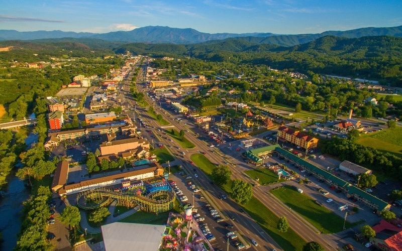 Pigeon Forge nhìn từ trên cao, phía xa là rặng Great Smoky. Ảnh: TourScaner