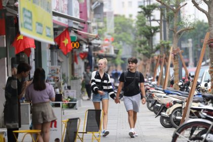 Khách nước ngoài tại phố đi bộ ở đường Hai Bà Trưng, Thừa Thiên - Huế, hồi tháng 3. Ảnh: Võ Thạnh