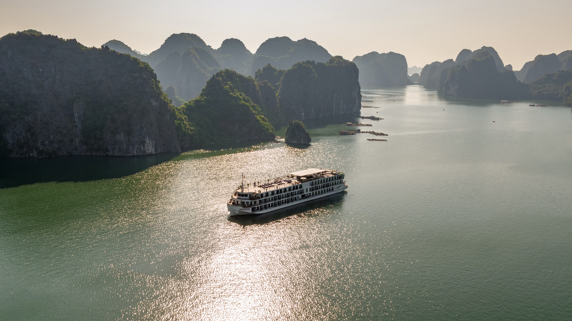 Một du thuyền chạy trên vịnh Lan Hạ. Ảnh: Indochina Sails