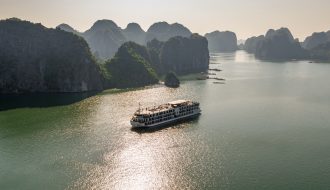 Một du thuyền chạy trên vịnh Lan Hạ. Ảnh: Indochina Sails