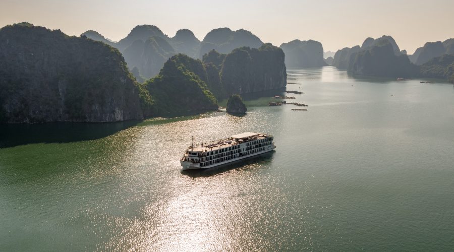 Một du thuyền chạy trên vịnh Lan Hạ. Ảnh: Indochina Sails