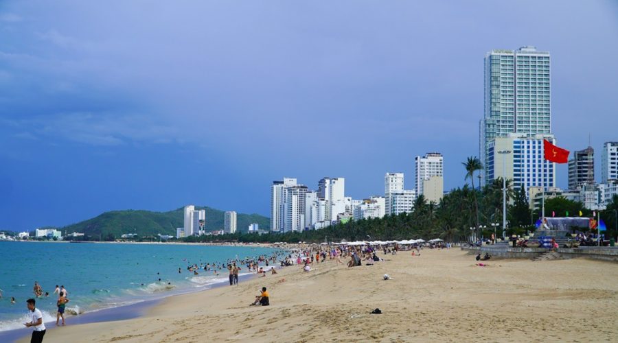 Bãi biển tại thành phố Nha Trang, tỉnh Khánh Hòa ngày 2/9 vắng khách hơn so với mọi năm. Ảnh: