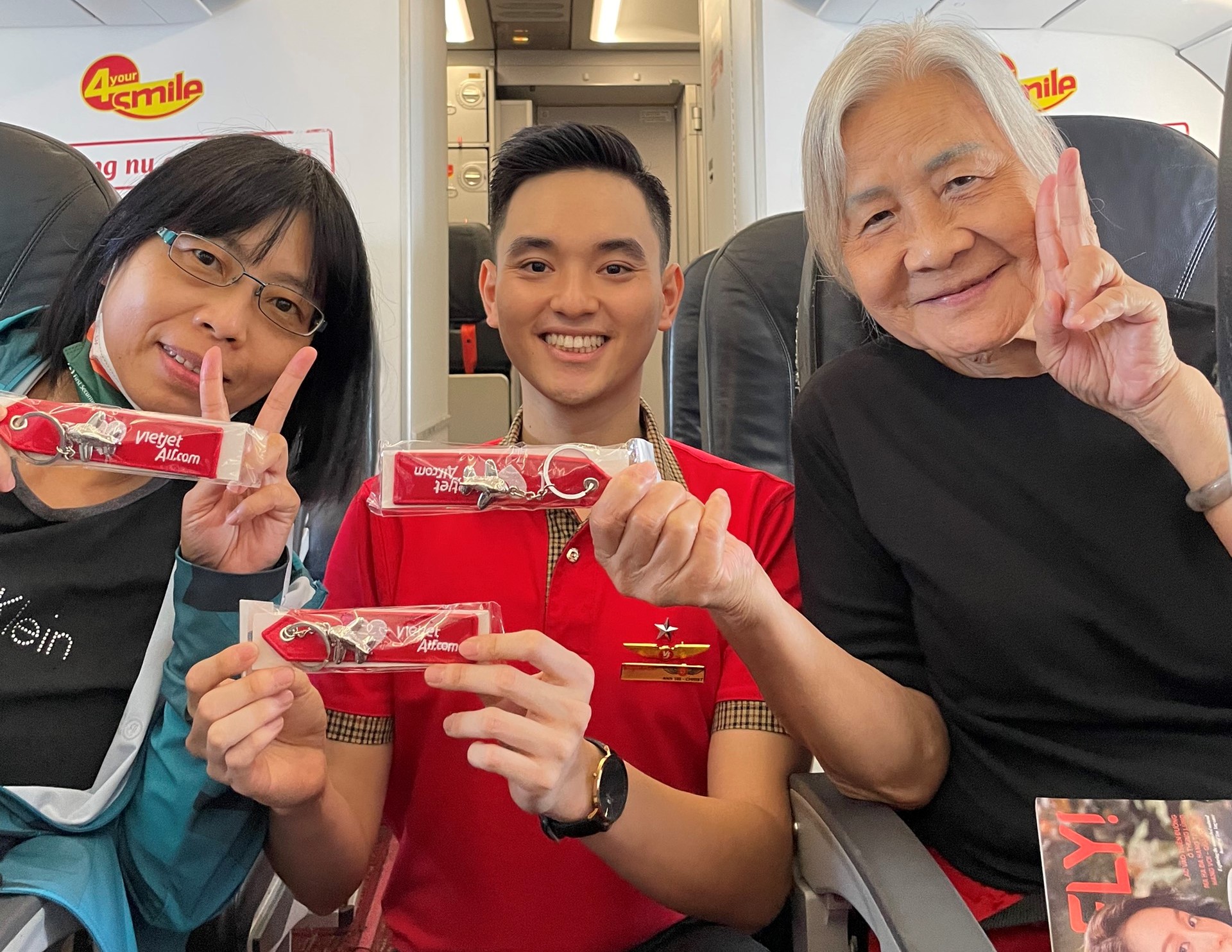 Hãng hàng không tặng móc khóa cho khách đi trên chuyến bay. Ảnh: Vietjet