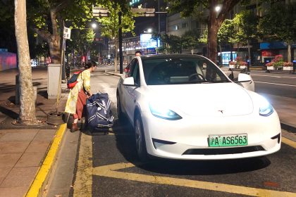 Chủ nhà trọ, đồng thời là tài xế ở Trung Quốc sẵn sàng đón khách bất kể nửa đêm. Ảnh: Trịnh Hằng