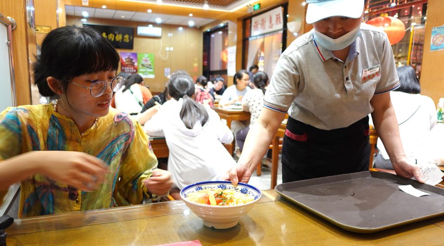 Hãy cố gắng trải nghiệm ẩm thực địa phương để hiểu hơn về điểm đến. Ảnh: Trịnh Hằng