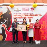 VinWonders Nam Hội An xác lập kỷ lục Mặt nạ tuồng bằng giấy dó lớn nhất Việt Nam