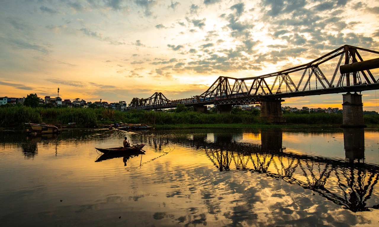 Cầu Long Biên là một trong những biểu tượng của Hà Nội được nhiều khách nước ngoài biết đến. Ảnh: Unsplash