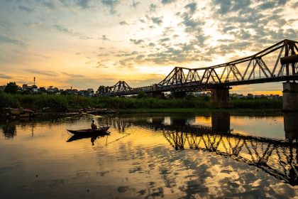 Cầu Long Biên là một trong những biểu tượng của Hà Nội được nhiều khách nước ngoài biết đến. Ảnh: Unsplash
