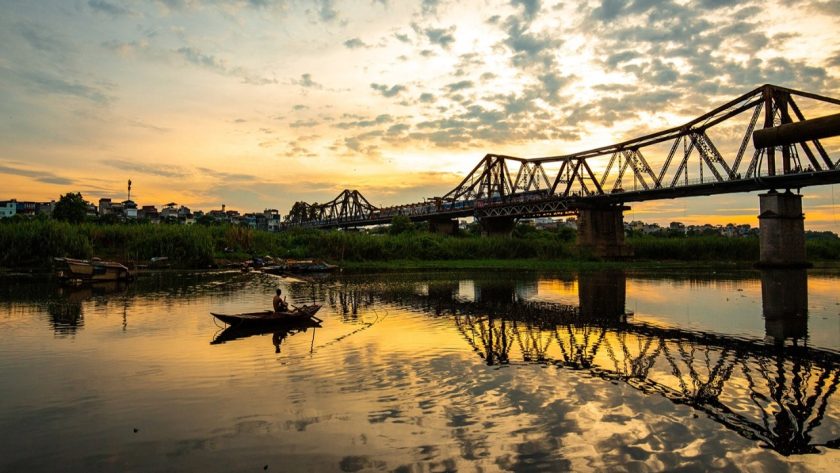 Cầu Long Biên là một trong những biểu tượng của Hà Nội được nhiều khách nước ngoài biết đến. Ảnh: Unsplash