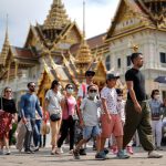 Du khách đến thăm Hoàng cung Thái Lan ở Bangkok. Ảnh: Reuters