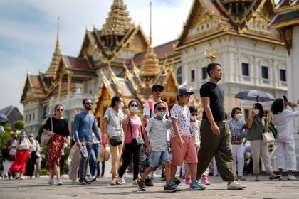 Du khách đến thăm Hoàng cung Thái Lan ở Bangkok. Ảnh: Reuters