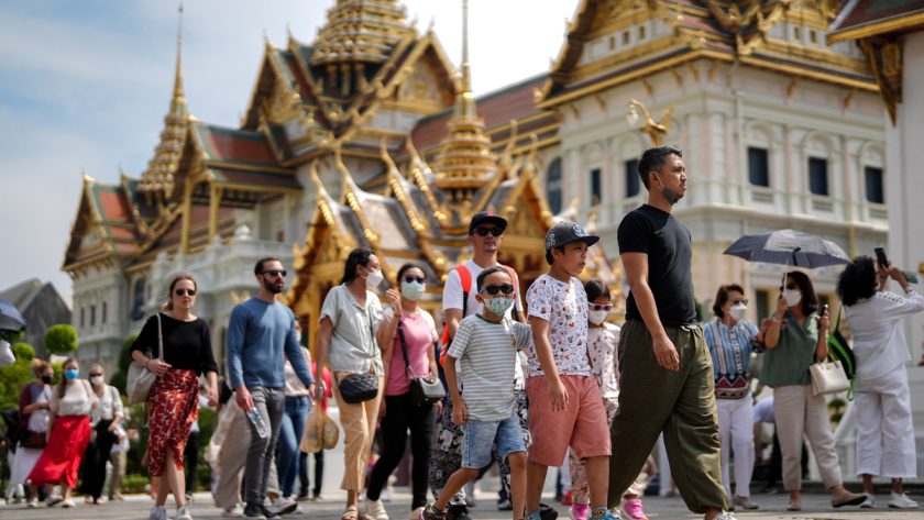 Du khách đến thăm Hoàng cung Thái Lan ở Bangkok. Ảnh: Reuters