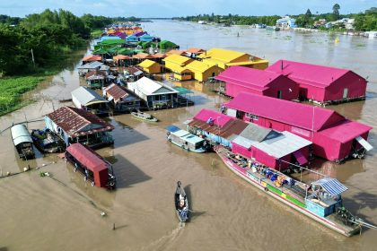 Làng bè sắc màu trên sông Châu Đốc. Ảnh: Khương Nhật Minh