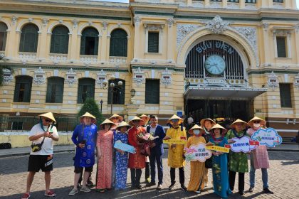 Đoàn khách nước ngoài ghé thăm Bưu điện TP HCM tháng 2. Ảnh: Bích Phương