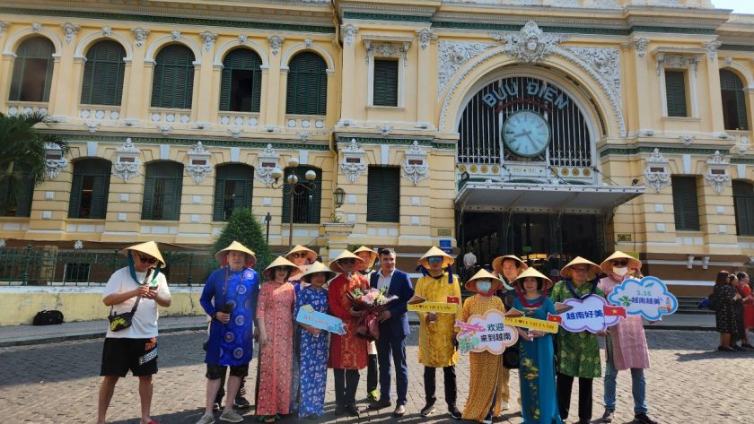 Đoàn khách nước ngoài ghé thăm Bưu điện TP HCM tháng 2. Ảnh: Bích Phương