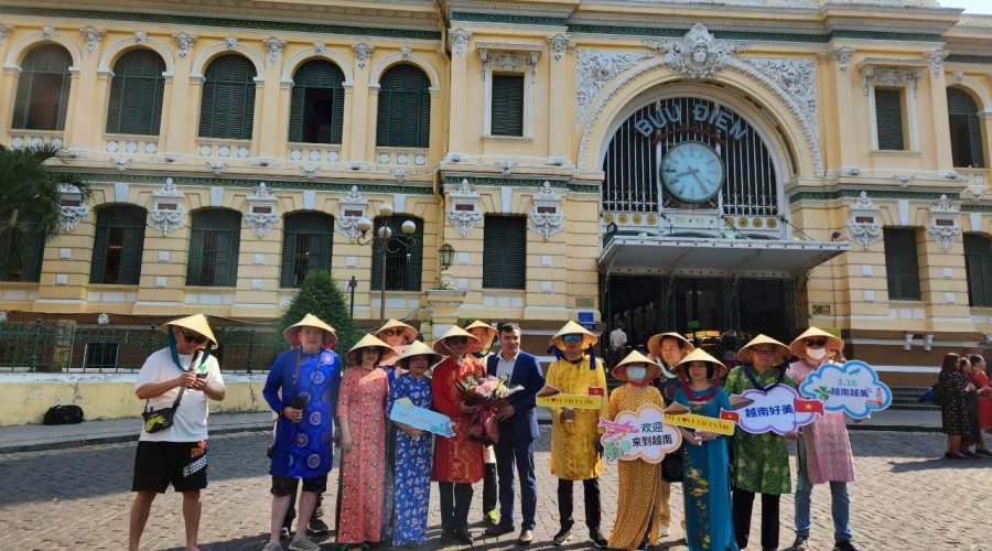 Đoàn khách nước ngoài ghé thăm Bưu điện TP HCM tháng 2. Ảnh: Bích Phương