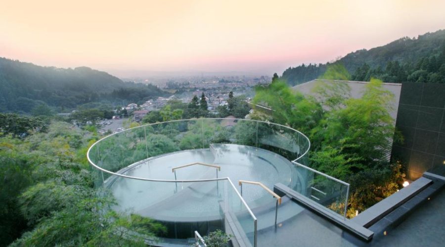 Bể tắm onsen ngoài trời có tầm nhìn đẹp ra núi tại một khu nghỉ ở tỉnh Fukushima. Ảnh: Onyado Toho