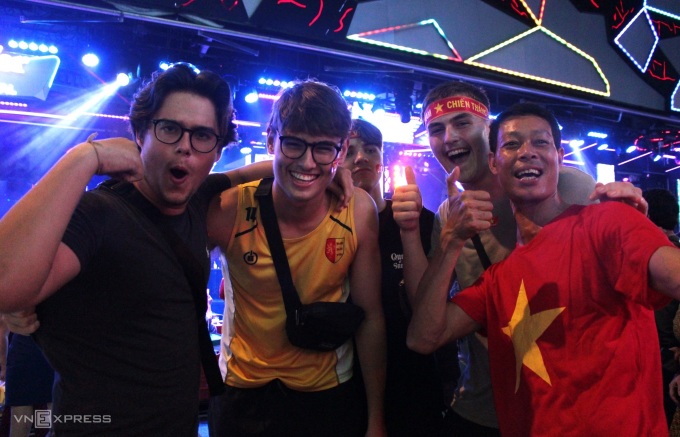 Khách Tây ở phố Bùi Viện, tháng 5/2022. Ảnh: Huỳnh Nhi