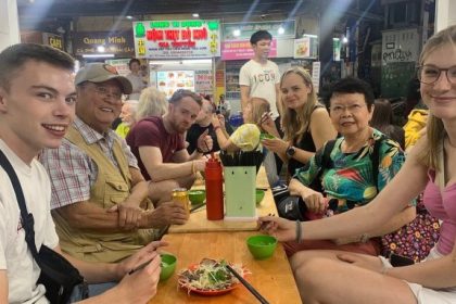 Nhóm du khách nước ngoài thưởng thức nộm bò khô tại phố cổ Hà Nội vào tháng 10. Ảnh: Tripadvisor