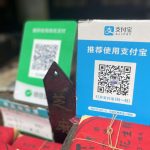 Ứng dụng Alipay (bên phải) và WeChat xuất hiện ở mọi nơi. Ảnh: Linh Hương